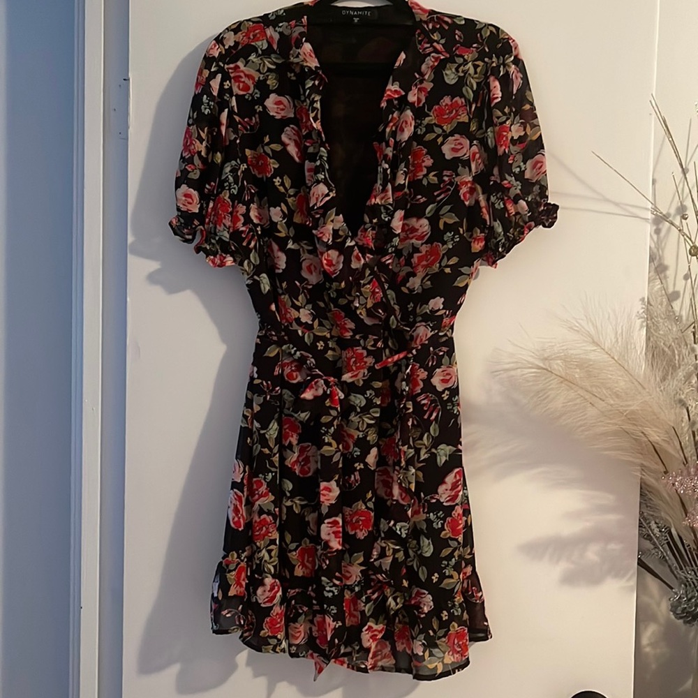 🤍DYNAMITE🤍 FLOWY FLORAL DRESS